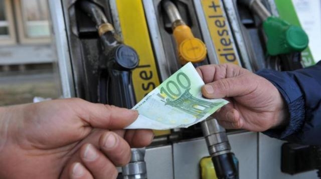 Augusta. Il mercato nero del carburante, 2 milioni di litri rubati e rivenduti: 15 arresti e 65 denunce