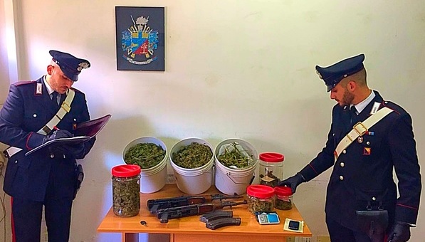 Lentini. Fucili kalashnikov, ordigni esplosivi e droga in un garage del centro: intervenuti gli artificieri