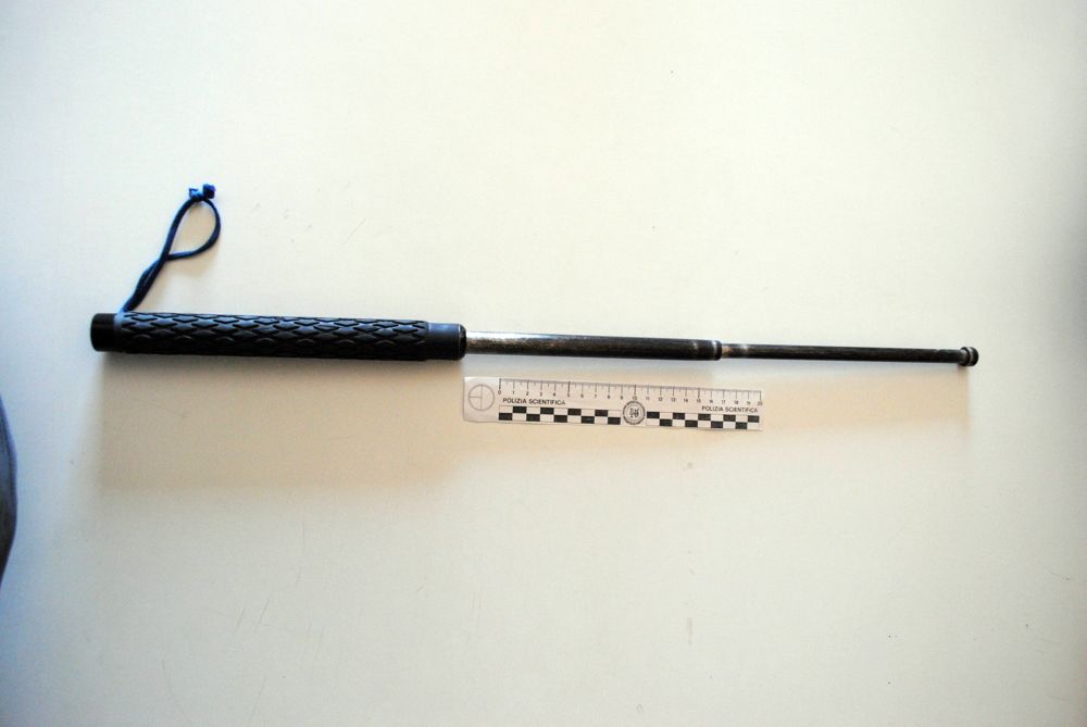 Siracusa, aveva un manganello telescopico: denunciato un 38enne dalla Polizia