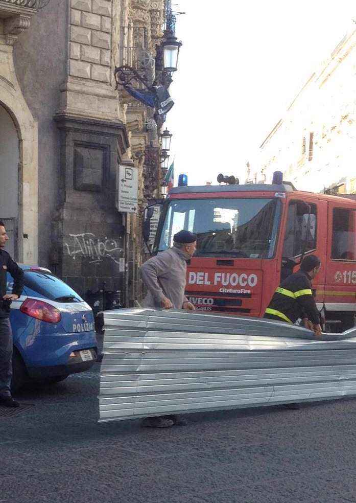Vento forte a Catania, cade impalcatura in via Etnea: intervengono i Vigili del Fuoco