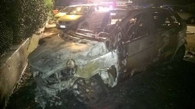 Lentini, a fuoco una Mercedes classe A in via Carducci: intervengono i Vigili del Fuoco