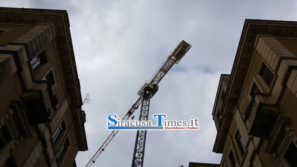 Siracusa. E’ sceso l’uomo salito sulla gru per protesta: ”Sono senza lavoro”