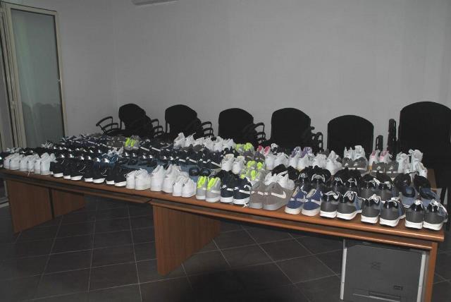 Avola, 90 paia di scarpe sequestrate dalla Polizia devolute in beneficenza