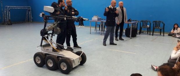 botti-fine-anno-incontro-polizia-scuola-siracusatimes