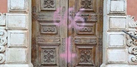 imbratta-muro-chiesa-melilli-siracusatimes