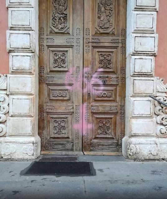 Melilli, sorpreso a imbrattare con vernice il portone della chiesa “San Michele Arcangelo”: denunciato