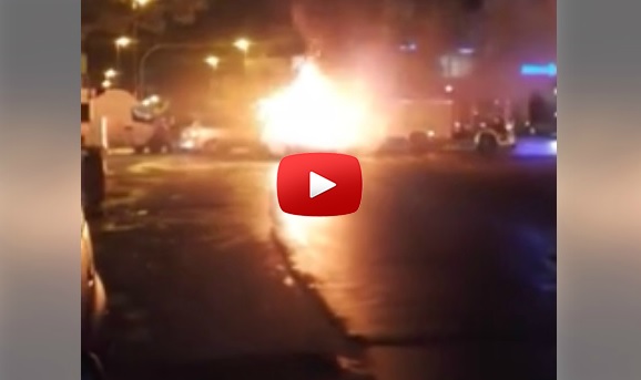 VIDEO Siracusa, auto in fiamme all’incorcio di Corso Gelone e viale Teocrito. Arrivano pompieri e vigili urbani