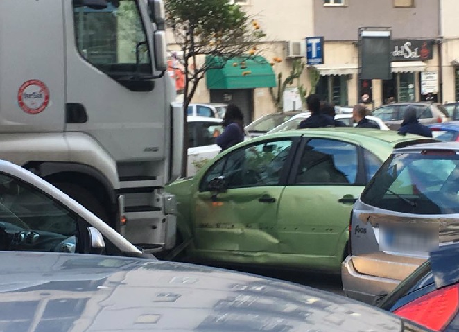 Siracusa, Tir travolge auto: nessun ferito ma traffico in tilt