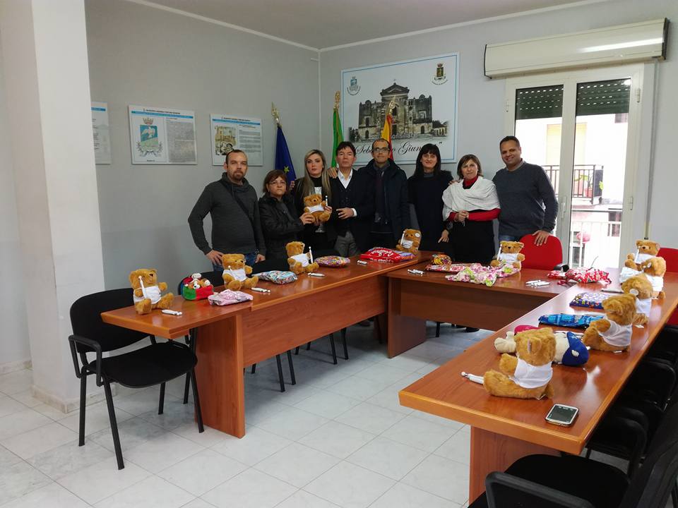 Cassibile. Albero di Natale solidale, consegnati i giocattoli donati dalla fondazione “Eligia e Giulia Ardita”