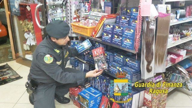 Ragusa, Operazione “Natale Sicuro”: la Guardia di Finanza sequestra oltre 200 mila luminarie e addobbi contraffatti