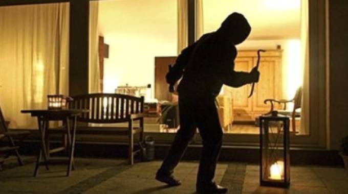 Pachino, rapina un’anziana e poi tenta di rubare una motoape: arrestato