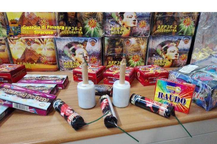 Siracusa. Botti illegali: la Guardia di Finanza scopre una “Santa Barbara” in un’abitazione di Floridia: segnalato un 5oenne siracusano