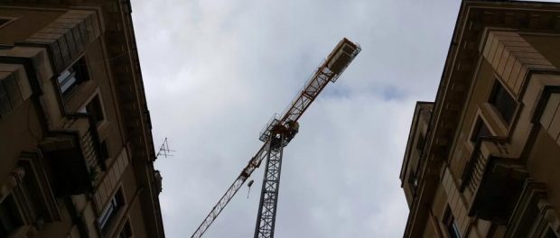 uomo-arrampicato-gru-provincia-siracusatimes