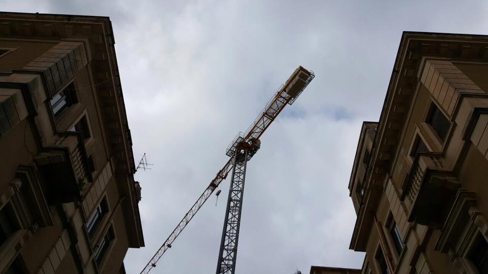 Siracusa. Finisce la protesta in alta quota, scende dalla gru dopo quattro ore a 20 metri d’altezza