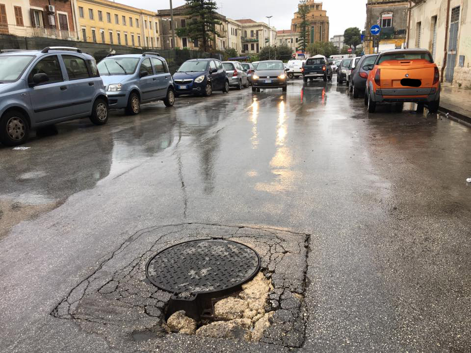 Siracusa. Pericolosa buca in via Agatocle