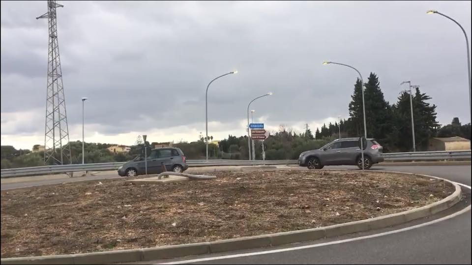 Siracusa, si accendono le luci sulla rotatoria in via Lido Sacramento. Culotti (Neapolis) : “Adesso diventa sicura”