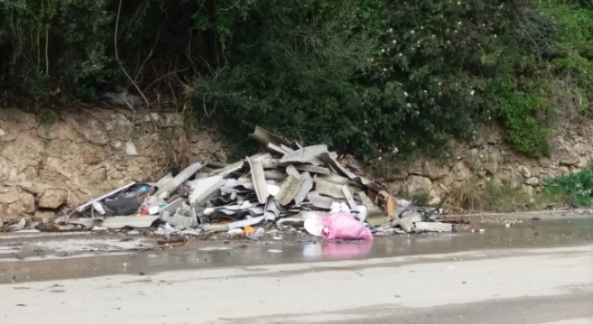Siracusa. Amianto a Tremilia: “da oltre cinque mesi giace sull’asfalto nell’indifferenza generale”