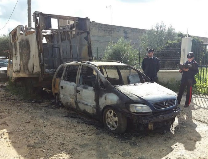 Solarino. Camion in fiamme nella notte, l’incendio travolge altri mezzi in contrada Masseria