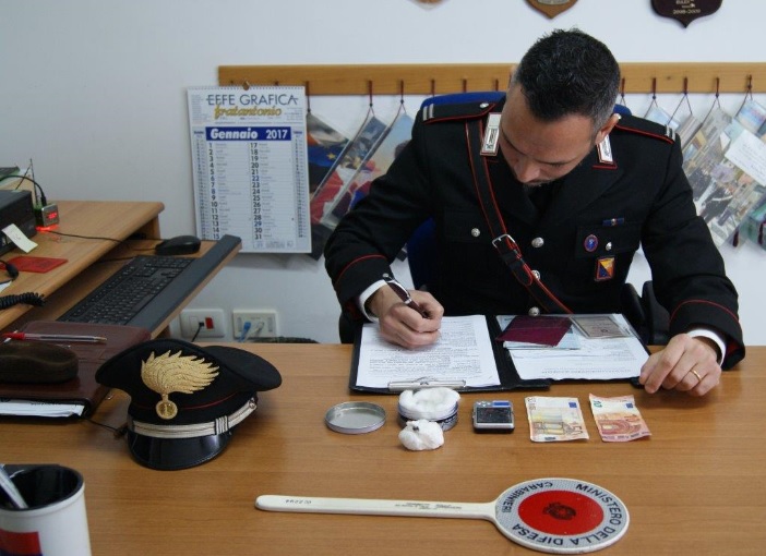 Pachino, scopre la cocaina nascosta nel bagno: arrestato spacciatore