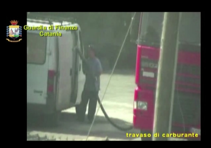 Contrabbando di carburante, arrestate 14 persone. Sequestrati impianti anche nella provincia di Siracusa