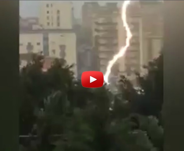 Maltempo. Situazione difficile in Sicilia, allerta rossa nelle province di Messina e Catania. A Sciacca il fulmine in real time