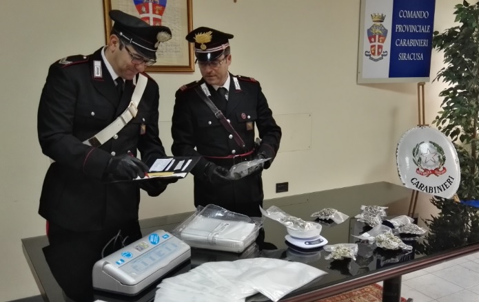 Nel trolley mezzo chilo di marijuana: denunciato un siracusano