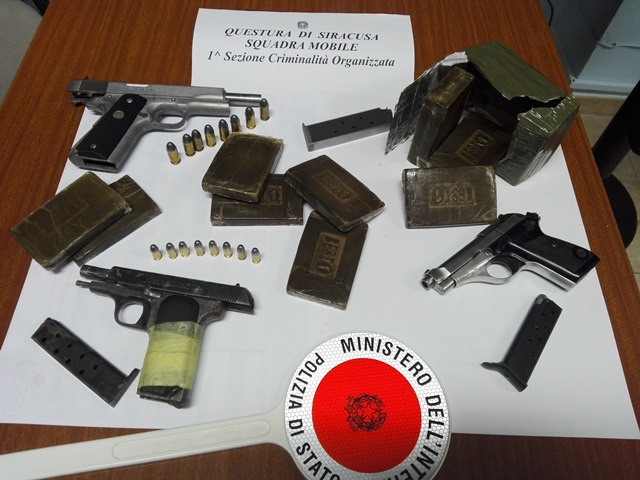 Solarino. Armi in casa e rapporti con la criminalità organizzata: arrestato dalla Polizia