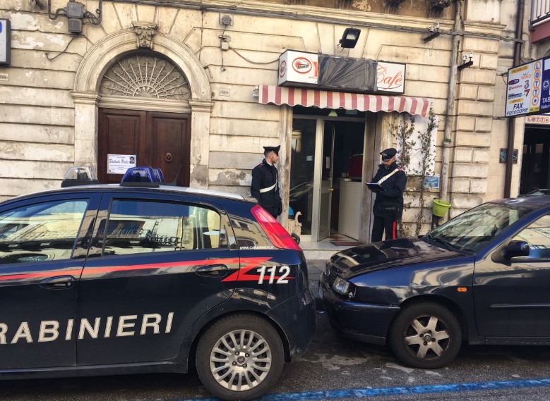 Floridia, armato entra in un bar e scappa con il denaro: Carabinieri alla ricerca del rapinatore