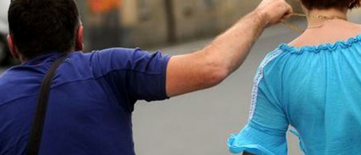 Scippatori seriali nel siracusano: arrestata una coppia di malviventi. Agivano in scooter, “strappavano” oggetti di valore delle vittime