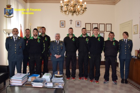 Siracusa. La squadra di canoa delle Fiamme Gialle in visita al Comando provinciale