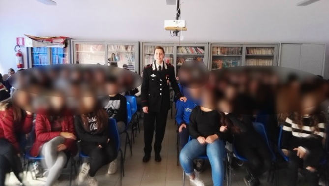 Siracusa. Bullismo a scuola, i Carabinieri incontrano studenti della Vittorini: “non denunciare equivale a essere complici”