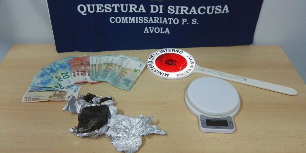 Avola, sorpreso con 68 grammi di hashish in casa: arrestato dalla Polizia