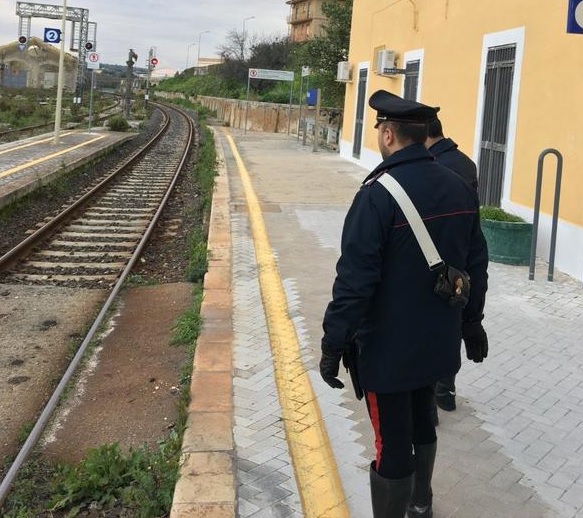 Noto, si sdraia sui binari per suicidarsi: salvata dai Carabinieri