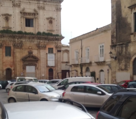 Siracusa, Ortigia: polemica sugli stalli in Piazza San Giuseppe e in Largo della Gancia: “pochi per i residenti, illegittimi quelli riservati alle strutture ricettive”