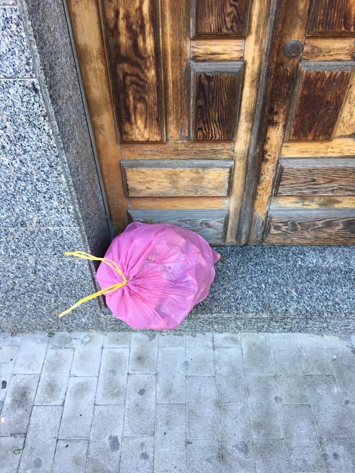 Augusta, sacchetto di spazzattura recapitato alla sindaca Di Pietro: “Se tutti gli augustanesi fossero come te, per questo paese non ci sarebbe speranza”