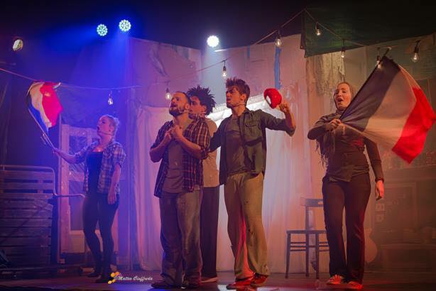 A Siracusa la celebre commedia musicale “Calais Bastille”: giovani migranti pieni di sogni che fanno la “Rivoluzione”