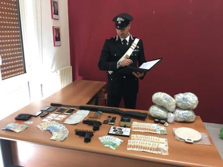 Avola: detenevano in casa stupefacenti e armi modificate. Arrestate tre persone