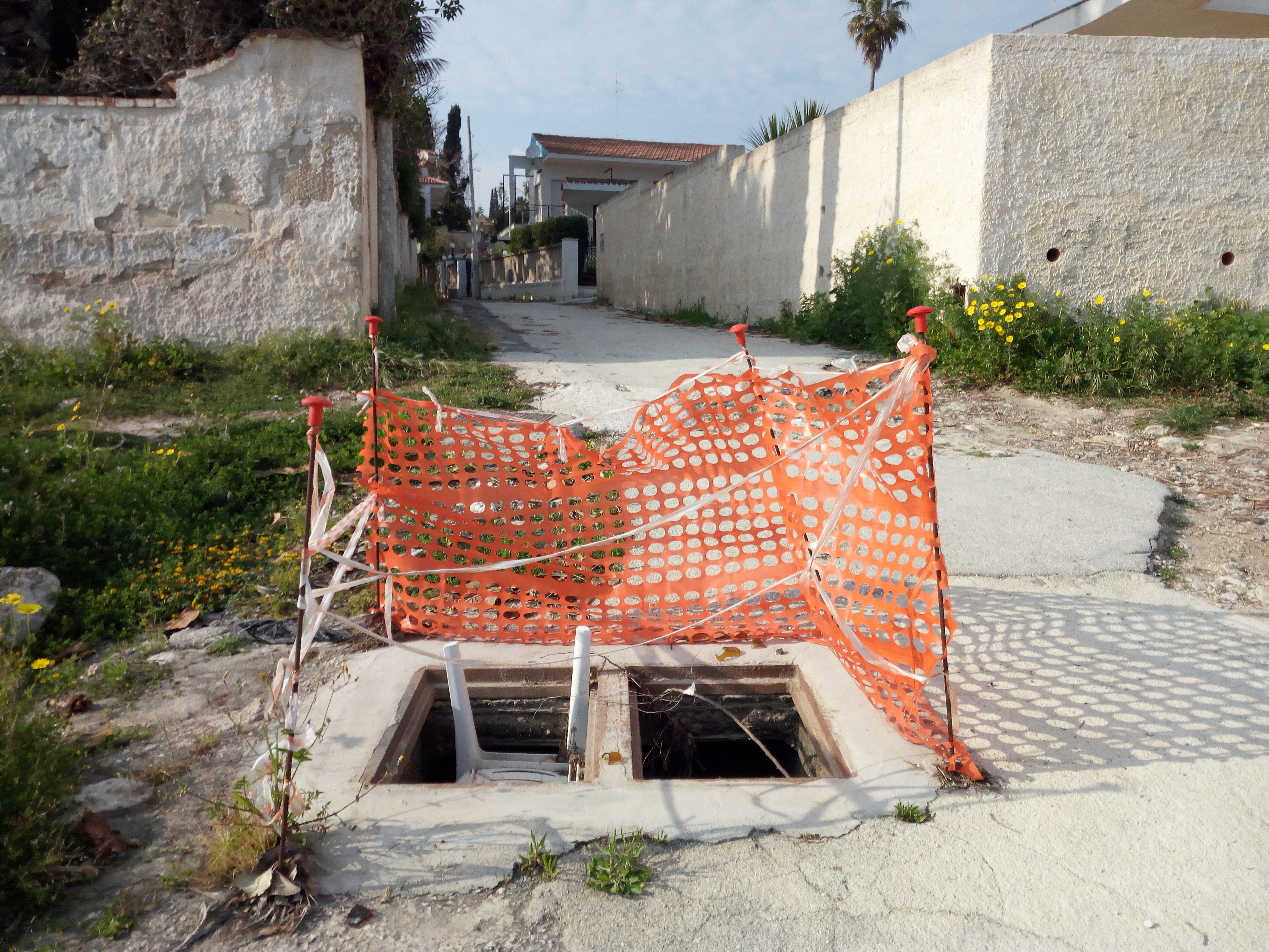 Siracusa, Io amo Fontane Bianche. Tombini senza coperchio vicino al Camomilla, la Presidente D’Arrigo: “provvedere in tempi brevi”