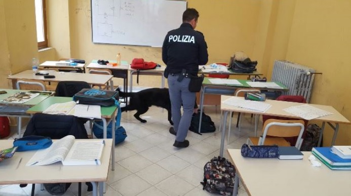 Siracusa, controlli antidroga nelle scuole: ritrovati marijuana e hashish