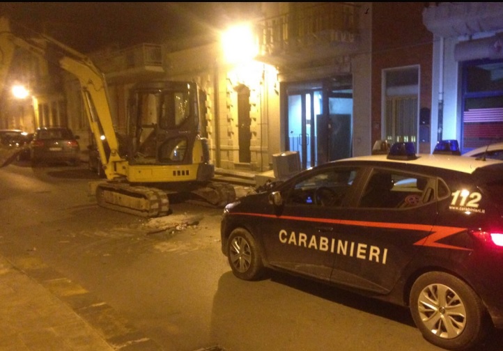 Canicattini Bagni, colpo in banca nella notte: sradicano sportello bancomat e fuggono