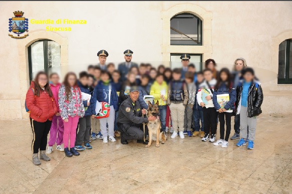 Noto, progetto “Volalibro”: la Guardia di Finanza incontra le scuole