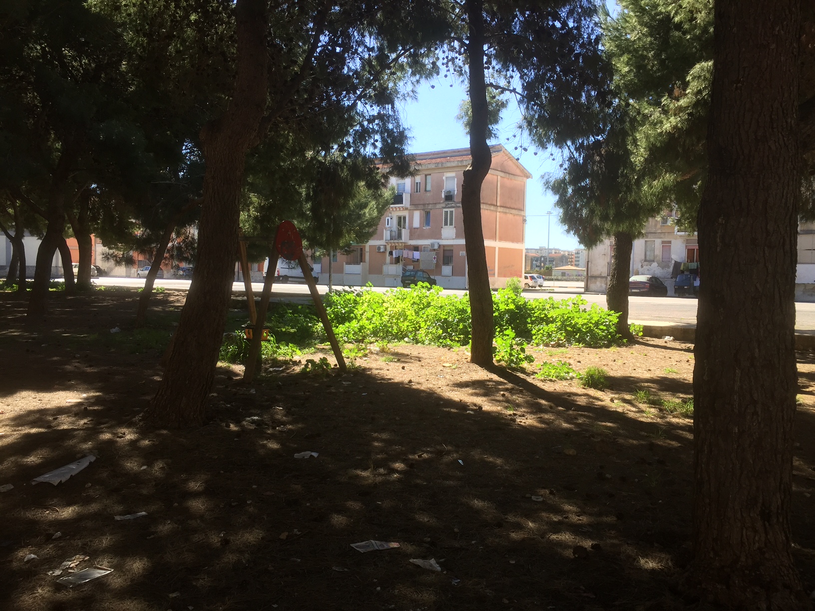 Siracusa. Degrado e sporcizia nel quartiere Acradina, il consigliere di circoscrizione Cavarra: “le strade non vengono spazzate da settimane”