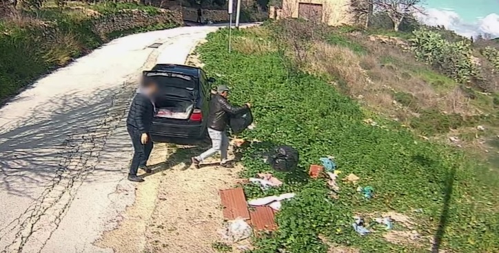 “Son dei piccoli porcellin”: cittadini incivili ripresi e multati, il sindaco pubblica il VIDEO