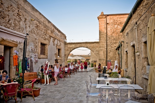 Marzamemi è tra i Borghi d’Italia più belli da visitare secondo Skyscanner: “la pesca, lo street food e un mare cristallino”