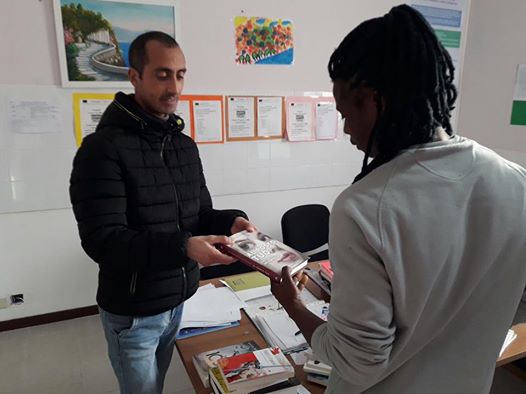 Una biblioteca donata dalla Mondadori al centro di prima accoglienza di Caltagirone