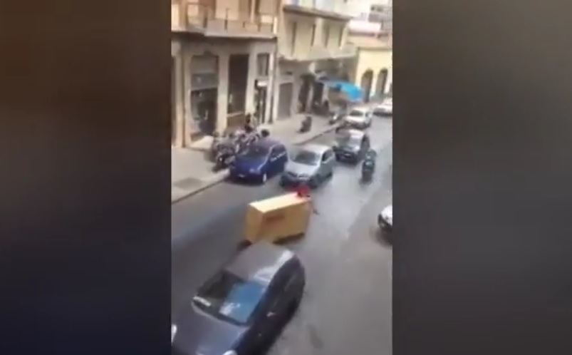 Catania, guida spericolata di transpallet contromano: il video è virale