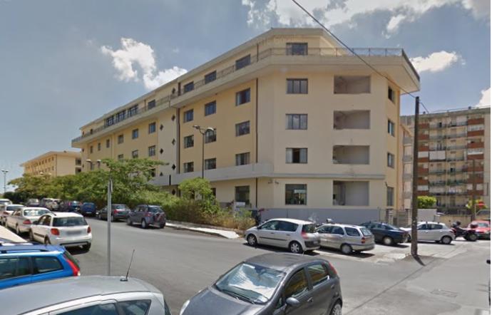 Siracusa. Incendiata la porta d’ingresso dell’Agenzia delle Entrate in via Unione Sovietica