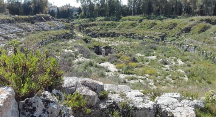 Siracusa. L’ANSA si occupa dell’Anfiteatro Romano: “turisti sorpresi da incuria, un solo tagliaerba al lavoro”