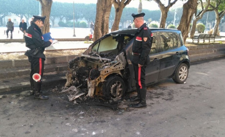 Siracusa, brucia la macchina all’amica della ex: arrestato dai Carabinieri