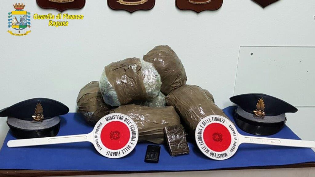 Droga nascosta nei bagagli, arrestati due “corrieri” al Porto di Pozzallo